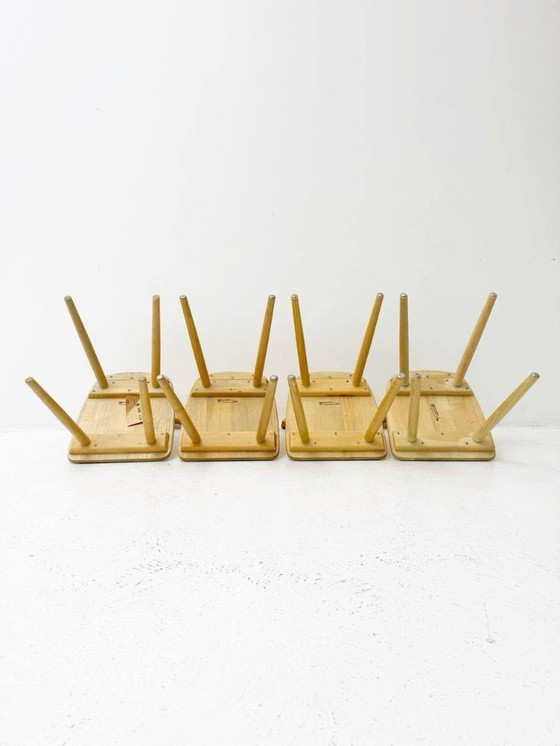 Image 1 of Set di 4 sedie a fuso dal design intramontabile di Victoria Furniture.