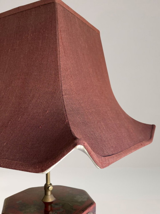 Image 1 of Lampenpaar in lackierten, asiatisch inspirierten Gehäusen, polychromer Verzierung und Messing – 63 cm