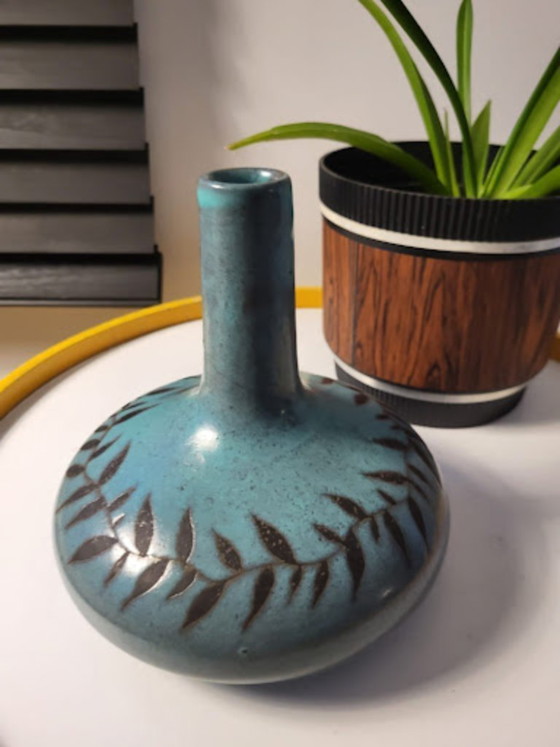 Image 1 of Vaso vintage in terracotta, con design astratto e decorazione a foglie.