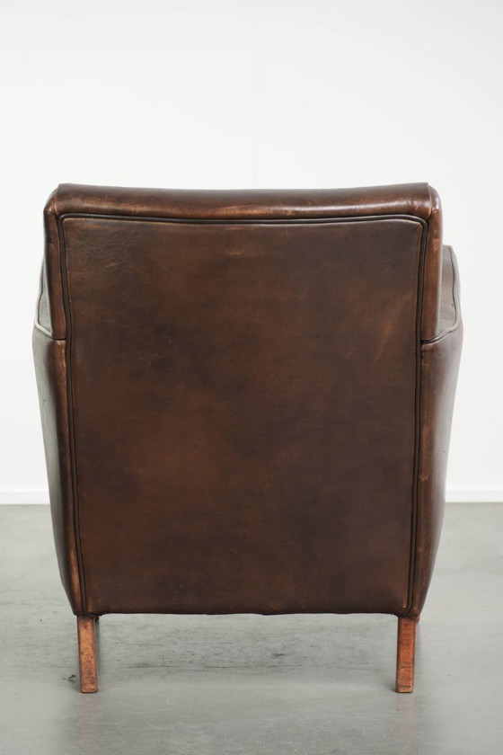Stoere vintage schapenleren armchair met een mooi patina en een tijdloos Engels design in een subtiel formaat (photo 4 of 12)