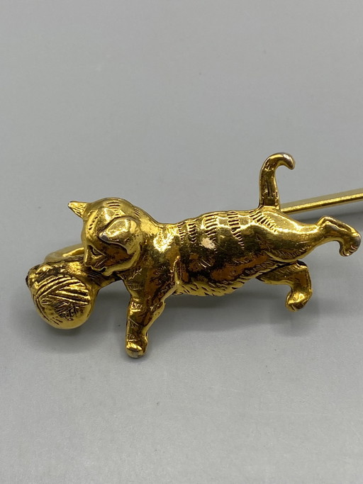 Vintage J.J. Jonette Hat Pin – Cat Playing with a Ball of Yarn – decoratieve objecten (photo 2 of 6)