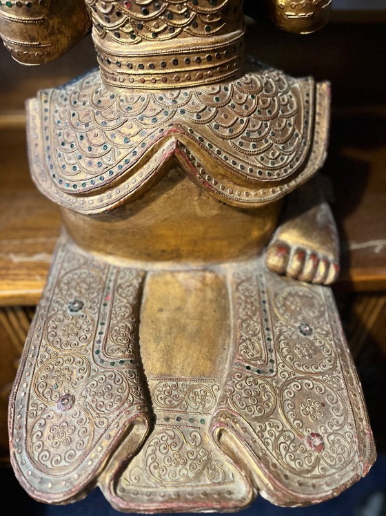 Image 1 of Statuette de gardien Thepphanom thaïlandais – Bois doré à décor rouge – Origine : Temple – Thaïlande centrale – vers 1960-1980