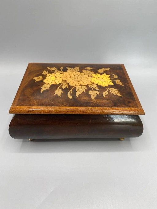 Spieluhr mit floraler Intarsienarbeit, Edelweißmelodie, Schmuckkästchen aus rotem Samt – decoratieve objecten, Wood, Velvet
