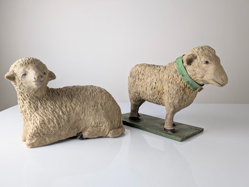 Coppia di grandi sculture in stucco raffiguranti pecore, inizio XX secolo, animali da fattoria