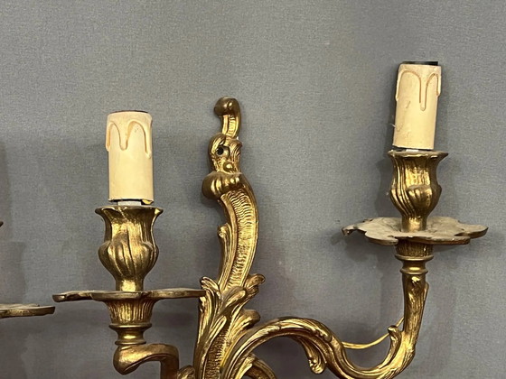 Een paar vergulde, massief bronzen wandlampen in rococostijl. (photo 6 of 8)
