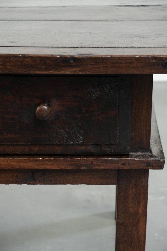 Image 1 of Magnifique table basse ancienne du XVIIIe siècle en châtaignier d'Europe du Sud, avec deux tiroirs et une serrure fonctionnelle 
