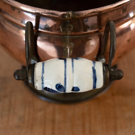 Image 1 of Vintage bloempot op voet uit de jaren '50 van koper, messing en Delfts blauw porselein