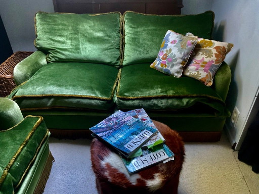 Vintage 2-seater sofa and a 1-seater from the 1960s, in green velvet – 2 zitsbanken, Wood (photo 2 of 8)