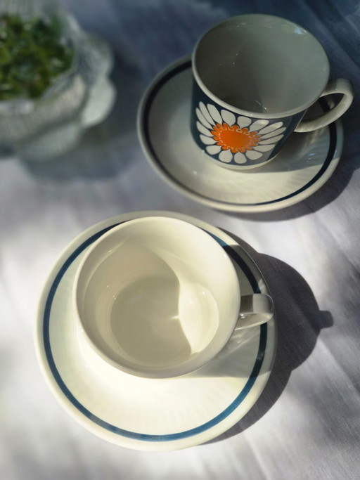 2 tazze e piattini Daisy di Figgjo Flint, Norvegia. Design di Turi Gramstad Oliver. Anni '60.