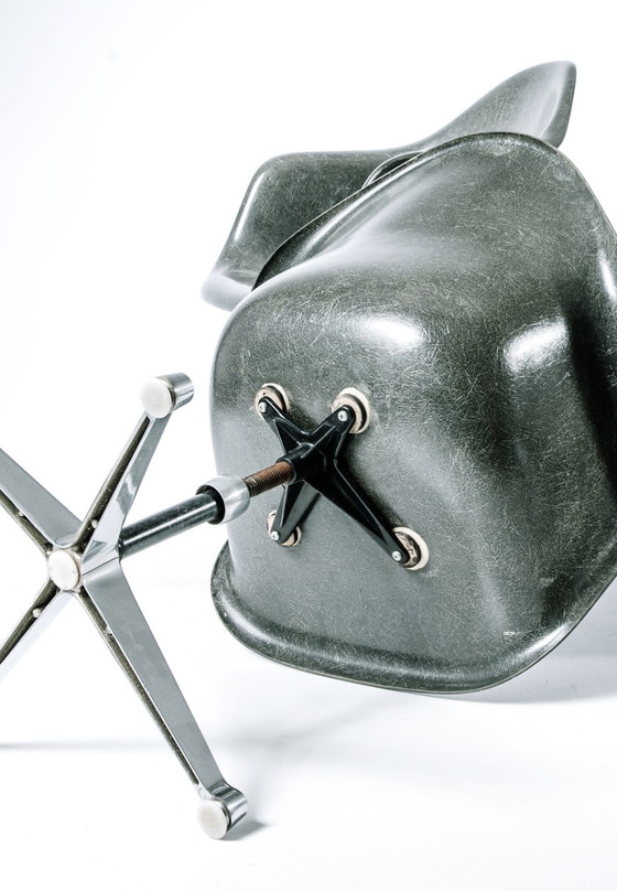 Image 1 of Eames / Miller DAR glasvezel grijs