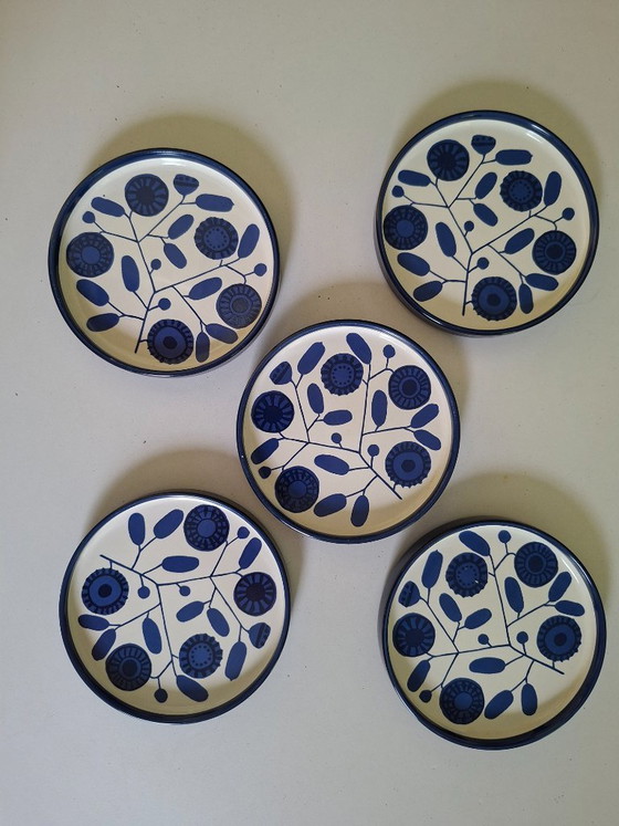 Image 1 of Borden en schotels uit de Melitta Stockholm ontbijtset.