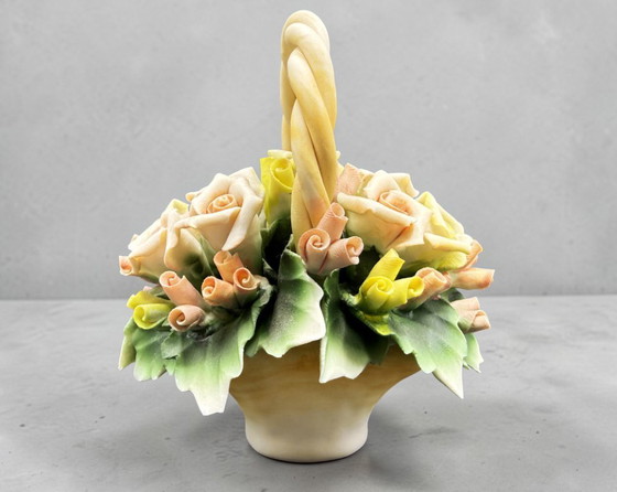 Image 1 of Capodimonte – Cestino di Rose Alta Manifattura, Porcellana Modellata a Mano, Miniatura d'Arte 10,5cm, Made in Italy