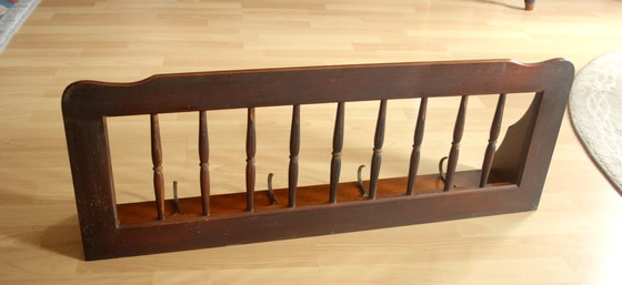 Image 1 of Armoire rockabilly en noyer des années 1950 avec étagère à chapeaux et 4 crochets en laiton - Vintage