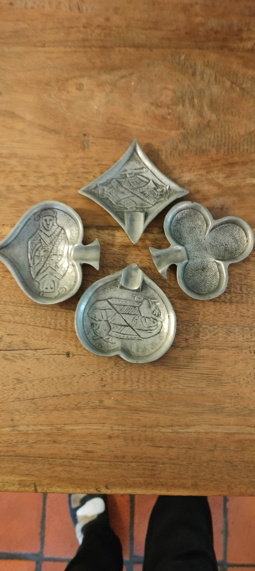 Mini Set Van 4 Asbakjes Met Kaartfiguren Voor Liefhebbers Van Kaarten Uit De Jaren '50/'60 Van E.Warnant Uit Tin Gemaakt