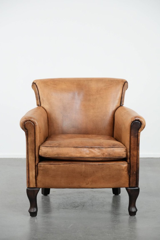 Image 1 of Subtiele vintage schapenleren fauteuil/ armchair met een mooie lichte kleur en sierlijke pootjes