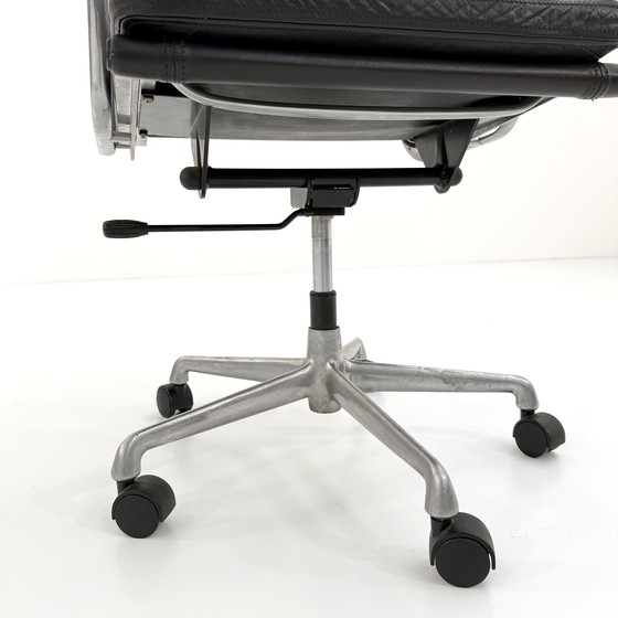 Image 1 of EA217 Chaise de bureau en cuir souple de Charles & Ray Eames pour ICF, années 1970