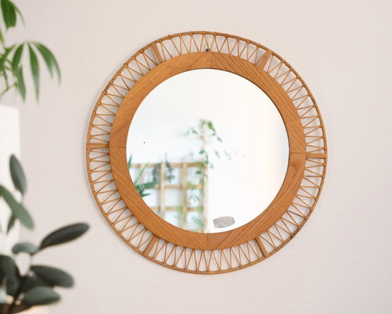 Image 1 of Oost-Duitse ronde wandspiegel van hout en riet – Vintage jaren 70 Boho Mid Century spiegel