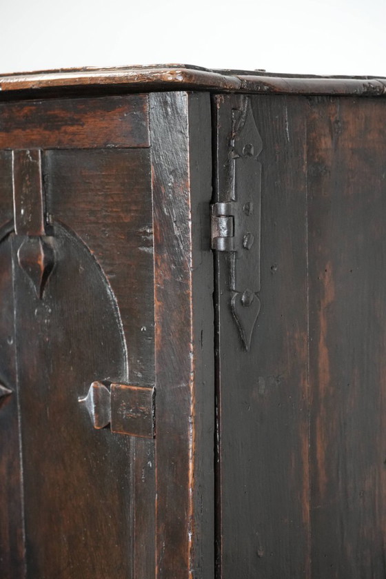 Image 1 of Armoire/meuble ancien en chêne anglais sur support du XVIIe siècle