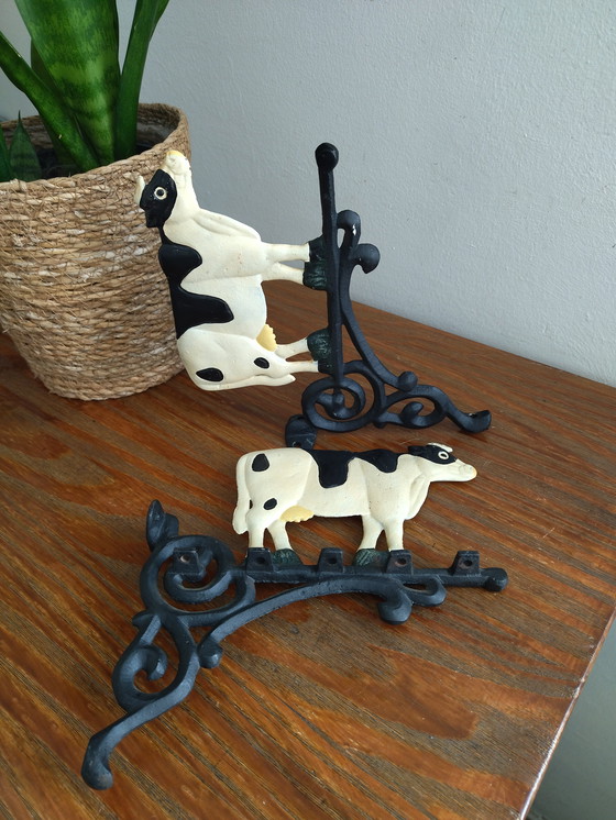 Image 1 of Paire d’équerres vintage en fonte à motif vaches – 
