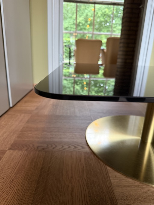 Mesa de centro cuadrada Flash de Tom Dixon - cristal negro con patas color oro