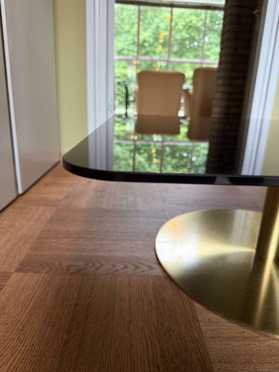Image 1 of Table basse carrée Flash de Tom Dixon - verre noir, pieds dorés