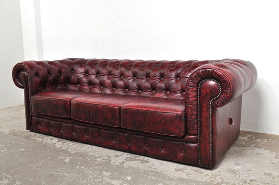 Image 1 of Divano Chesterfield vintage a 3 posti