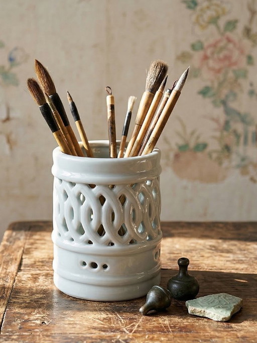 Portacepillos de porcelana celadón calada, estilo Joseon coreano, siglo XX.