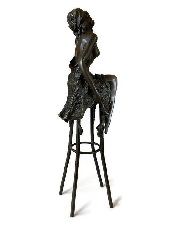 Image 1 of Statue en bronze Femme demi-nue sur tabouret