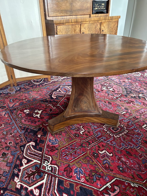 Table ancienne avec un beau piètement