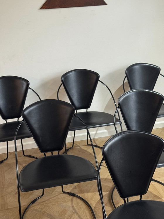Image 1 of Set van 6 moderne Italiaanse stoelen van zwart metaal en leer, jaren 80