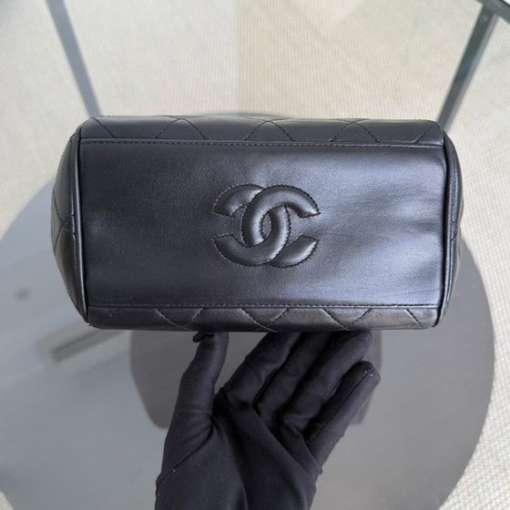 Image 1 of Chanel Clutch mit Kette – Gestepptes Lammleder, Schwarz, 24-karätige Goldbeschläge, Serie 3