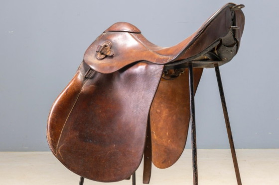 Image 1 of Coppia di sgabelli da bar stile sella, in pelle vintage e struttura in metallo, fine XX secolo.