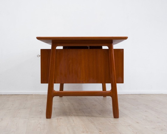 Image 1 of Deens teakhouten bureau van Omann Jr., model 75