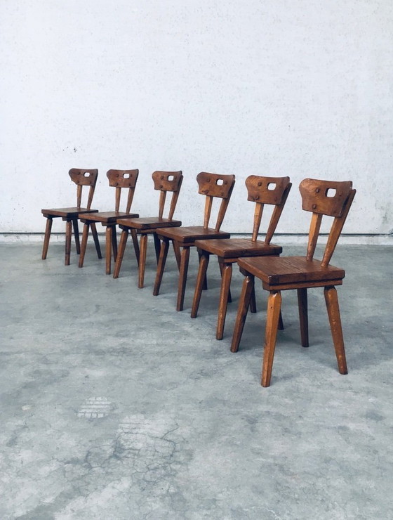 Image 1 of Handgefertigtes Esszimmerstuhl-Set aus rustikaler Eiche im Stil der Volkskunst, Frankreich, 1940er Jahre