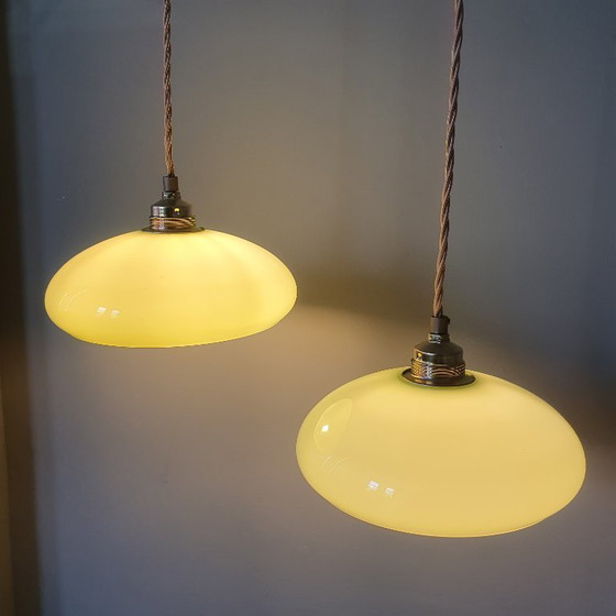 Image 1 of Ensemble de 2 suspensions vintage en verre opalin pastel vert/menthe.