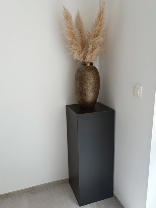 Schwarzer Sockel