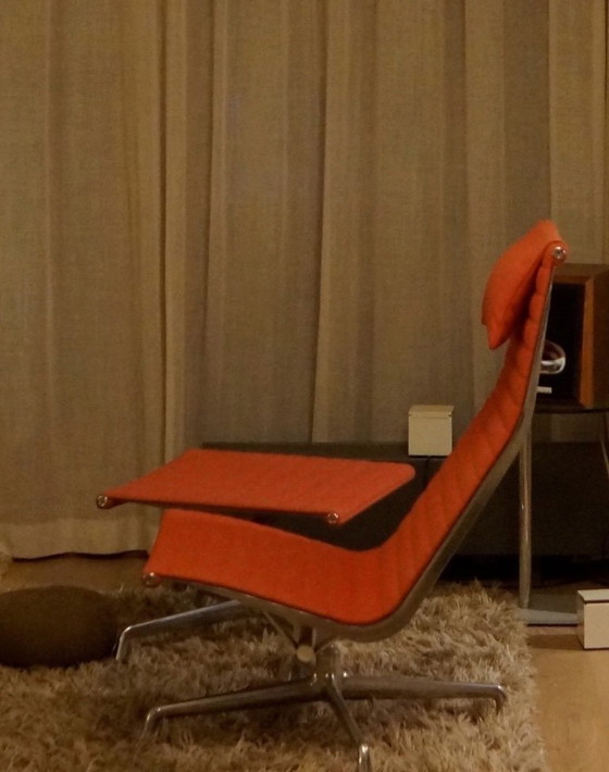 Image 1 of Pouf Vitra Eames rouge corail