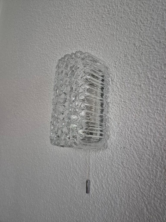 Image 1 of Glashütte Limburg wandarmatuur van ijsglas met trekschakelaar, vintage lamp uit 1960