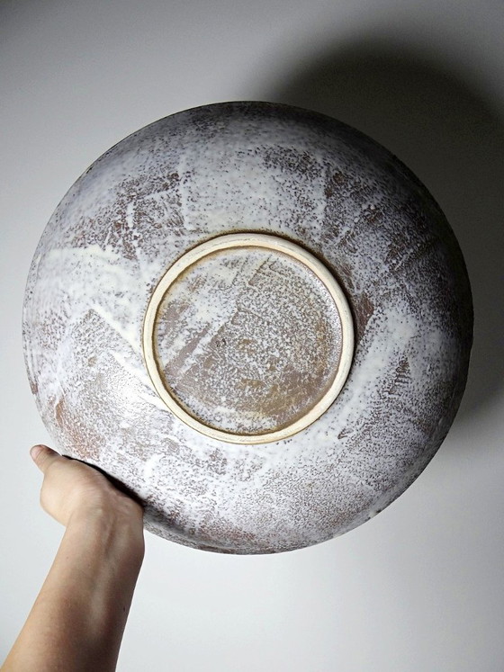 Image 1 of Grande ciotola artistica in ceramica vintage degli anni '50-'60, adatta come decorazione da parete o come fruttiera.