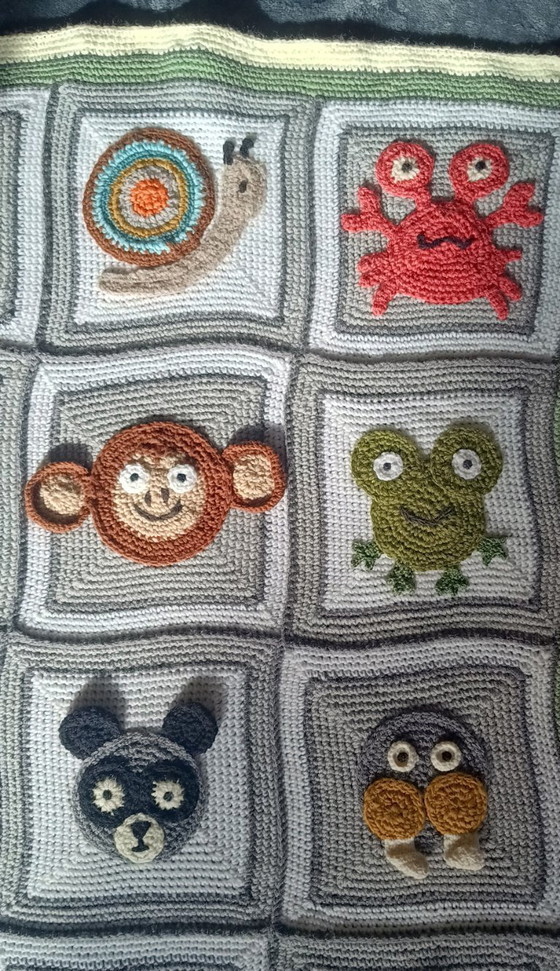 Image 1 of Handgehaakte dieren deken 30 vierkantjes