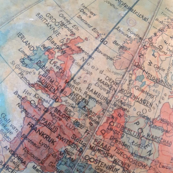 Image 1 of Globe vintage Räth en papier mâché, RDA 1975, H45D35