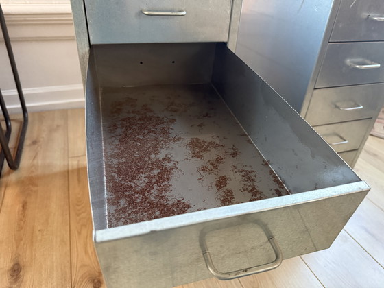 Image 1 of Set di cassettiere in metallo industriale – stile studio vintage