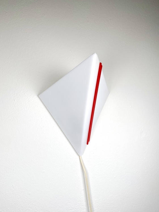 Image 1 of Lampada da parete vintage a forma di triangolo geometrico - Applique in plexiglass postmoderno anni &#39;80 - Applique minimalis