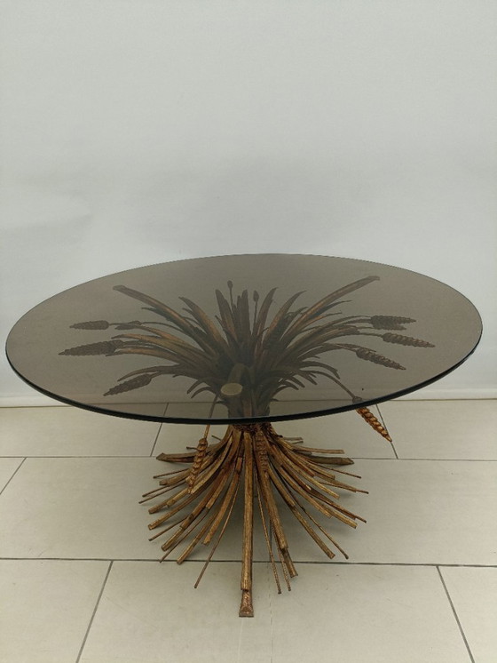Image 1 of Hollywood Regency Coco Chanel 'Sheaf of wheat' salontafel, verguld messing en glazen blad, H 46 - ø 80 cm. Huis Jansen
