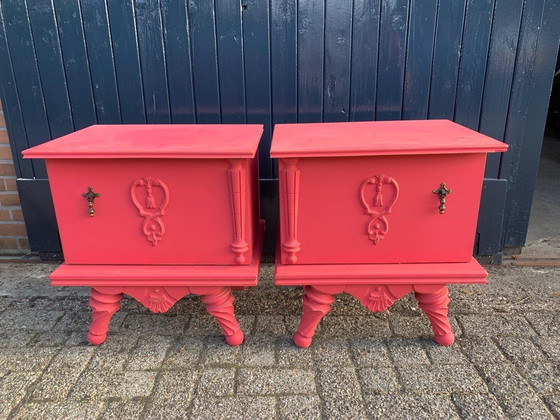 Image 1 of Set van twee kus rode roze brocante nachtkastjes 