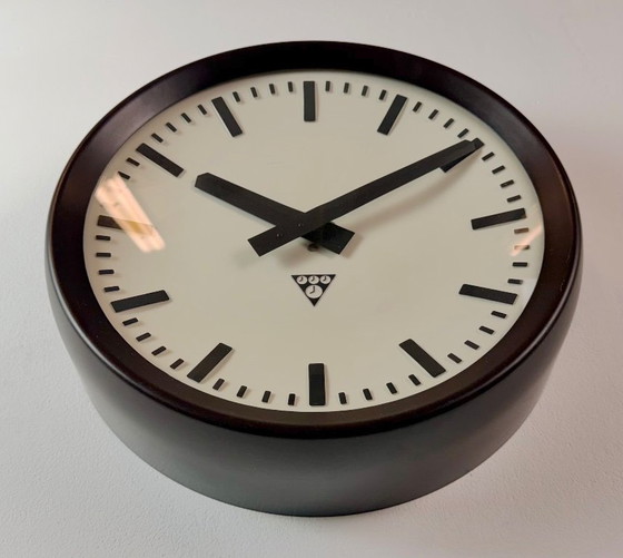 Industrial Bakelite Factory Wall Clock from Pragotron, 1960s – Glass, Plastic (photo 7 of 16)