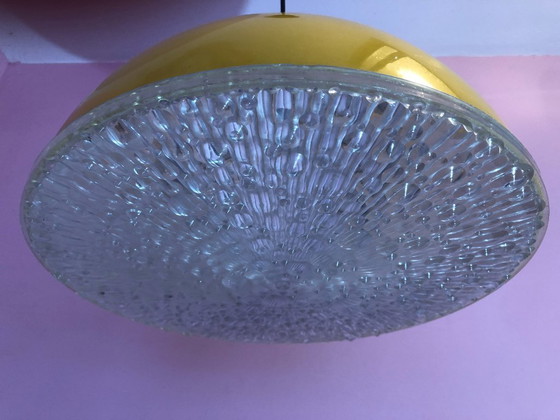 Image 1 of Lampada a sospensione vintage con paralume giallo.