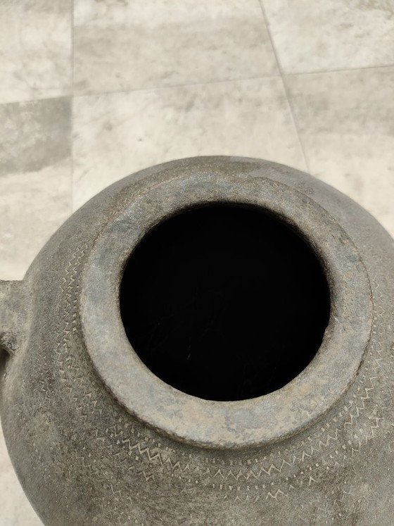 Image 1 of Pot ancien en terre cuite brun foncé avec anses et décorations