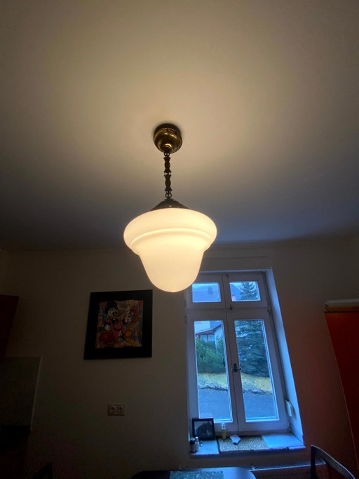 Originele Art Nouveau/Art Deco Hanglamp met messing fittingen en opaalglazen kap, circa 1920, Franse ganglamp