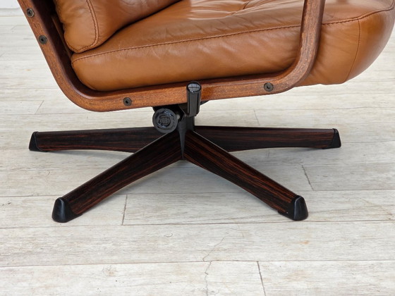 Image 1 of Años 70, diseño sueco de Gote Möbler, silla giratoria con reposapiés, cuero.